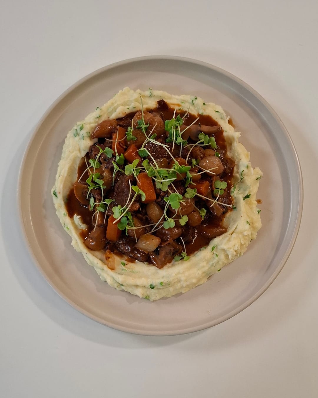 Βοδινό Μπουργκινιόν σερβιρισμένο με πατάτα πουρέ - recipe