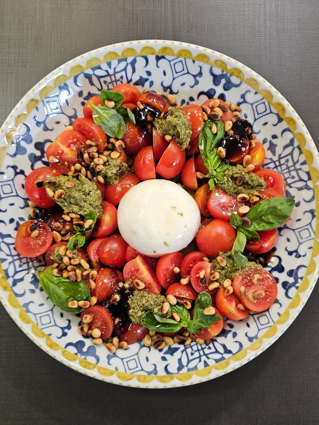 Σαλάτα με burrata, ντομάτα και βασιλικό - Video recipe thumbnail