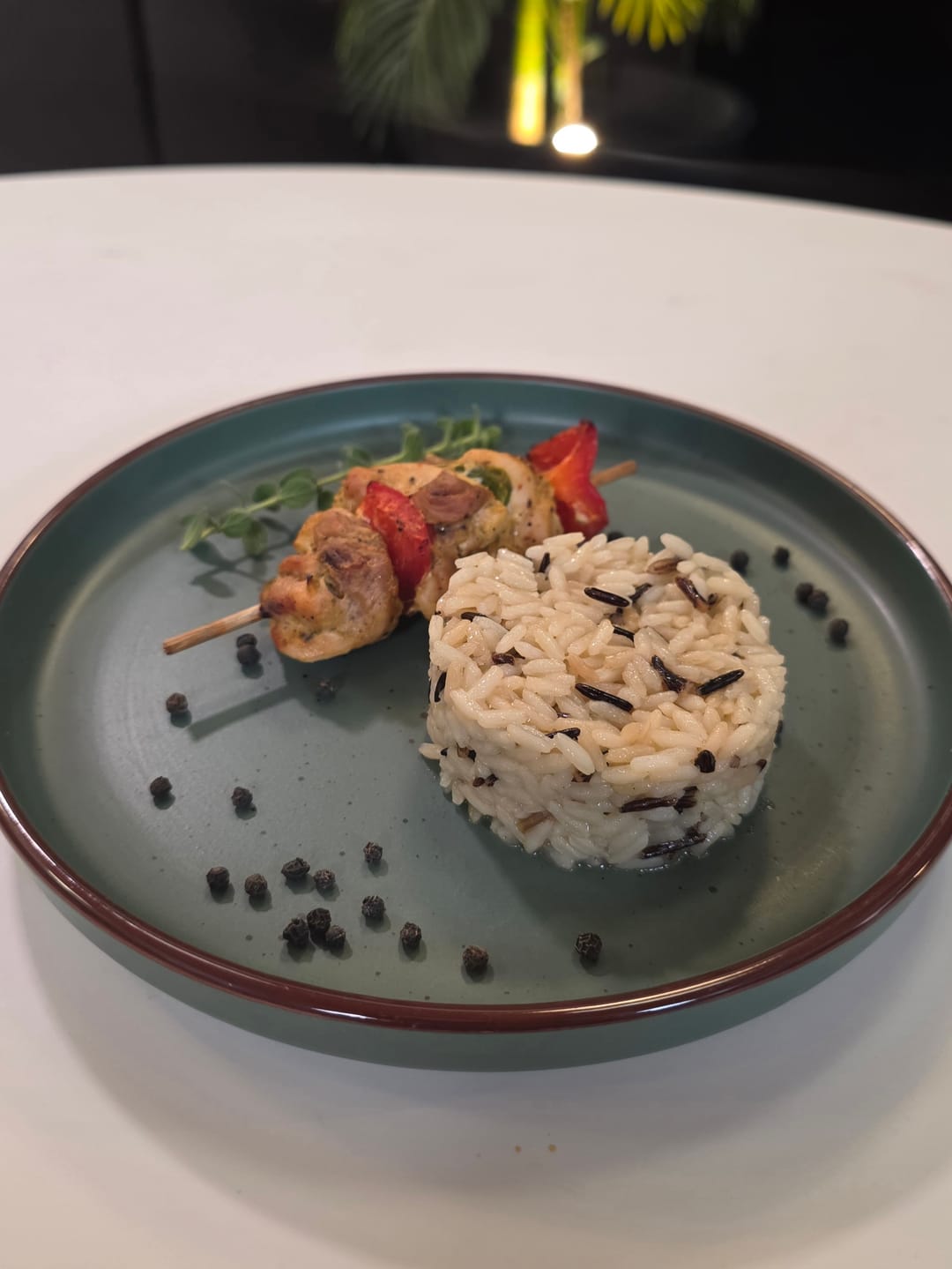 Κοτόπουλο σουβλάκι με άγριο ρύζι - recipe