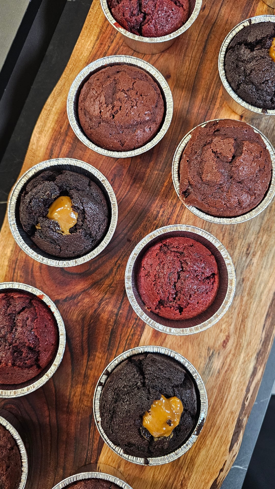 Σοκολατένια cupcakes με καραμέλα - Video recipe thumbnail