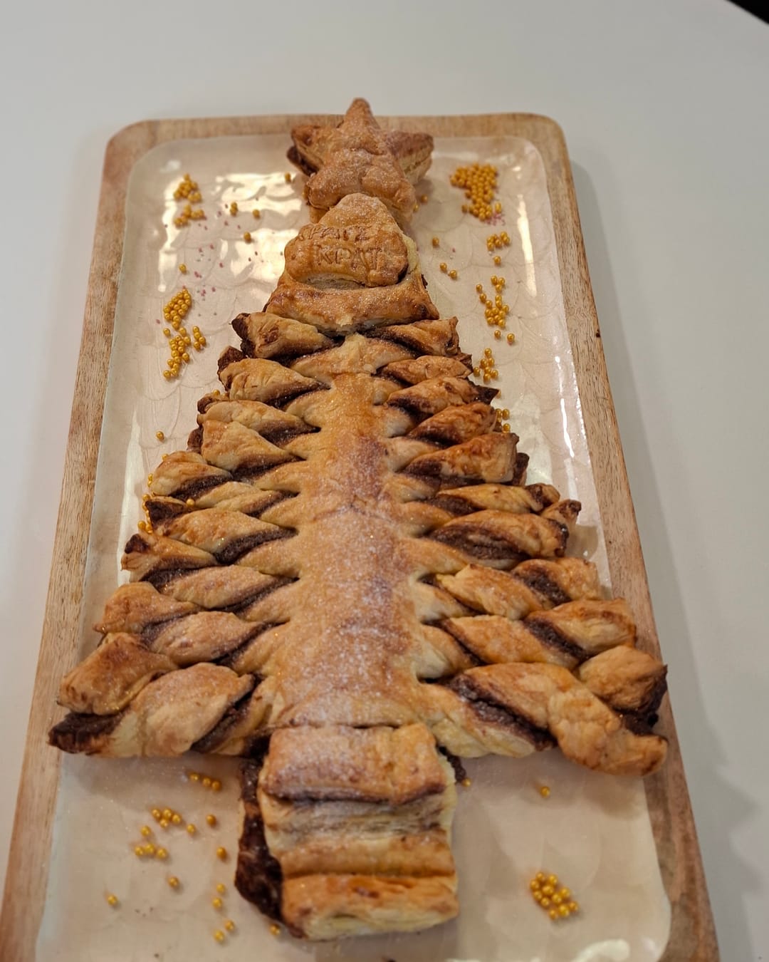 Χριστουγεννιάτικo δέντρο από σφολιάτα και πραλίνα - recipe