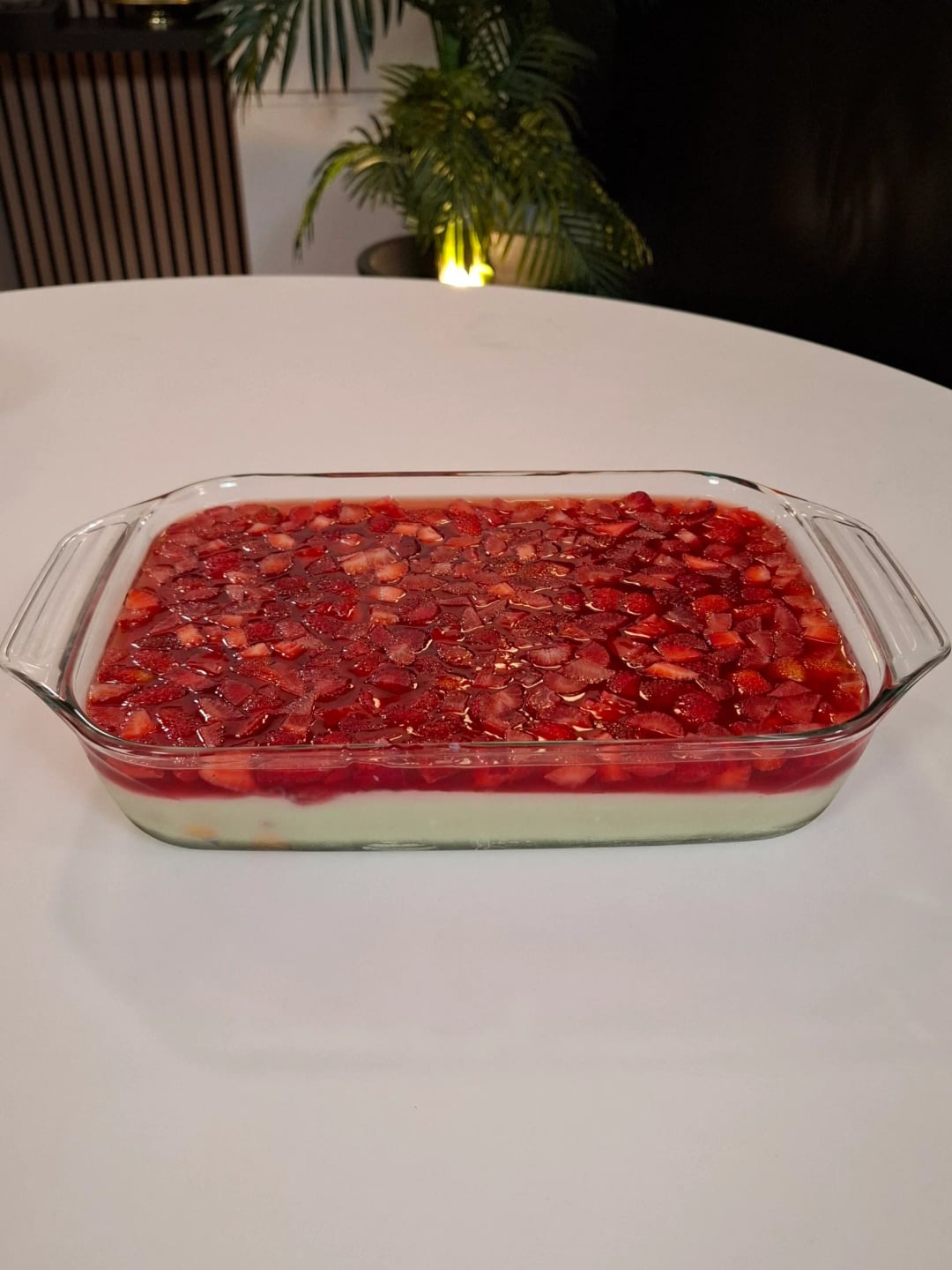 Cream with Pistachios and Strawberries - Video recipe thumbnail