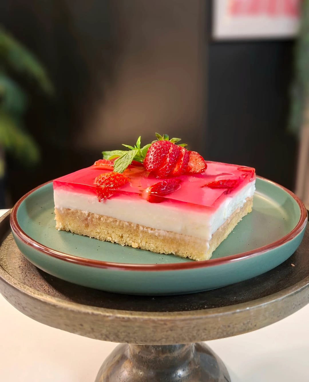 Cream with Strawberry Jelly - recipe