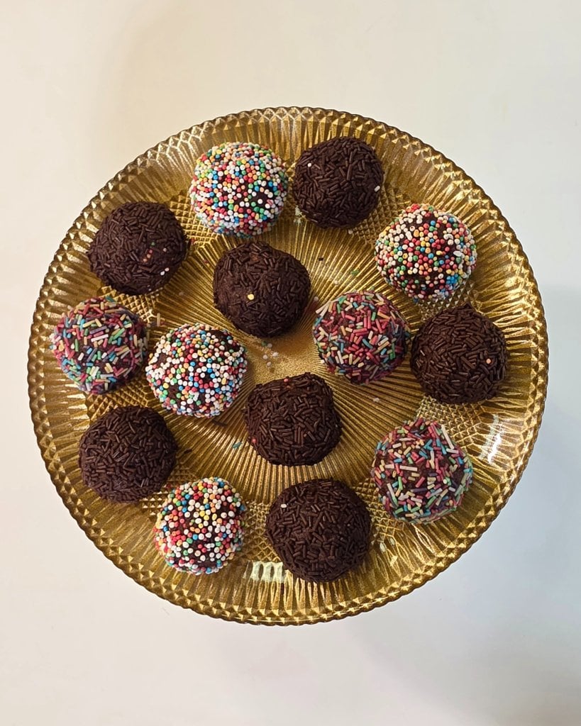 Εύκολες τρούφες με γάλα σοκολάτας - Video recipe thumbnail