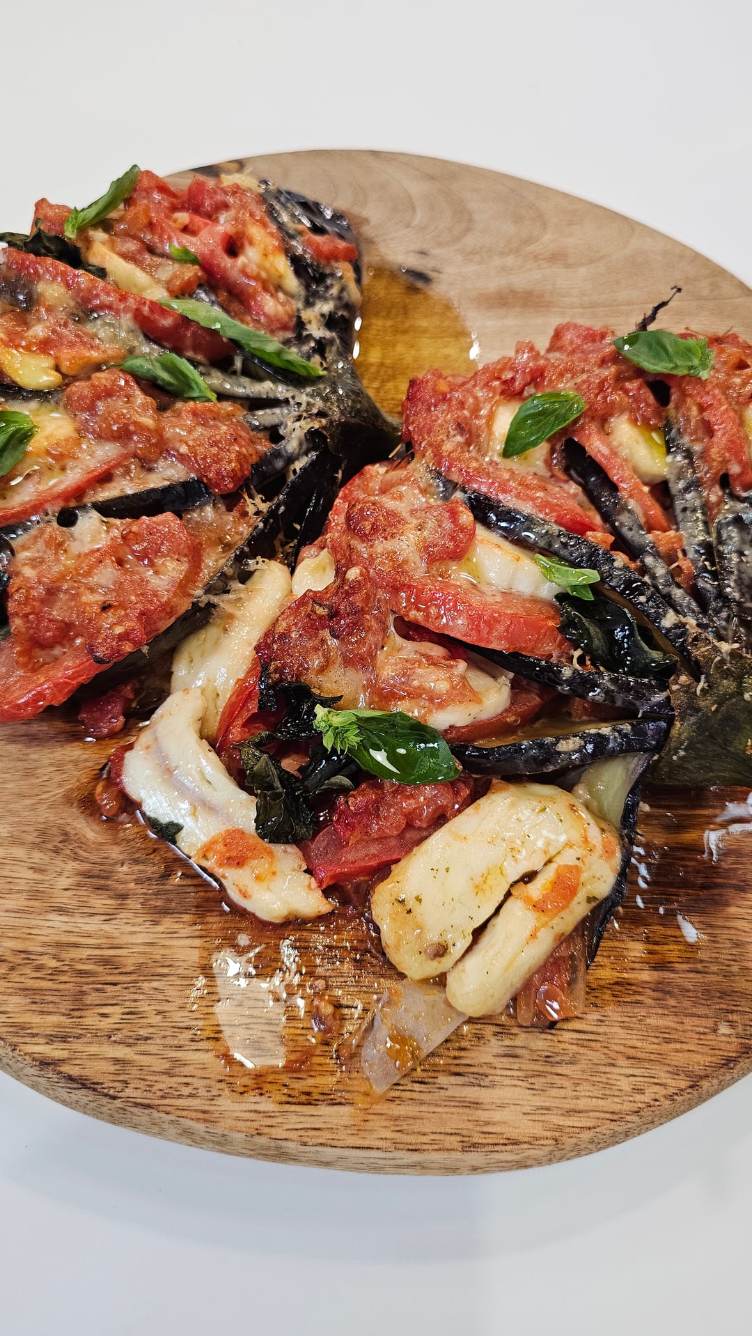 Μελιτζάνες με σάλτσα ντομάτας και χαλλούμι - Video recipe thumbnail