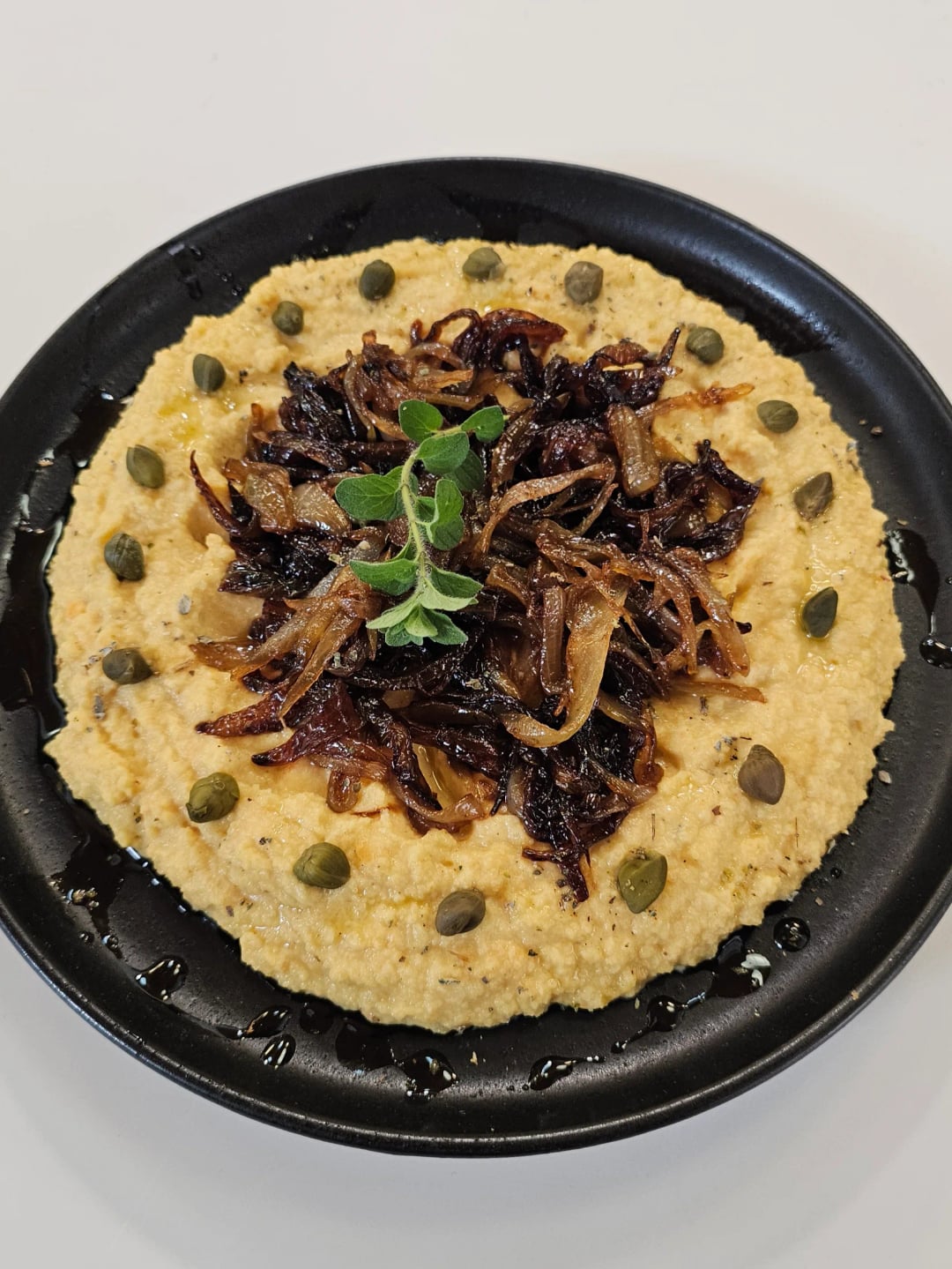 Φάβα «παντρεμένη» με καραμελωμένα κρεμμύδια - Video recipe thumbnail