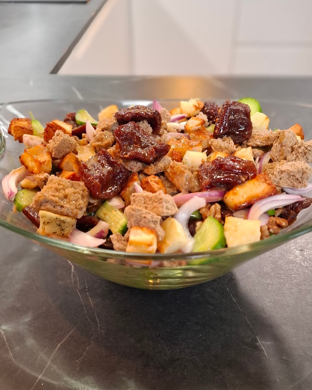 Σαλάτα με χαλλούμι, ρετσέλια και καρύδια - recipe