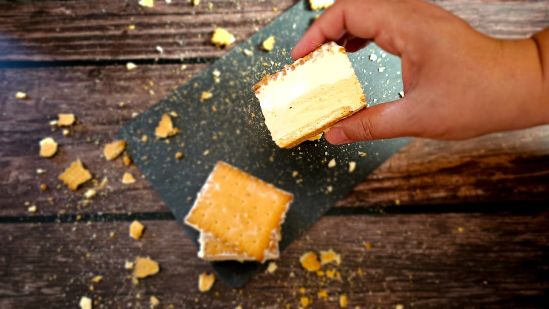 Παγωτό σάντουιτς με καραμελωμένο γάλα και βανίλια - Video recipe thumbnail