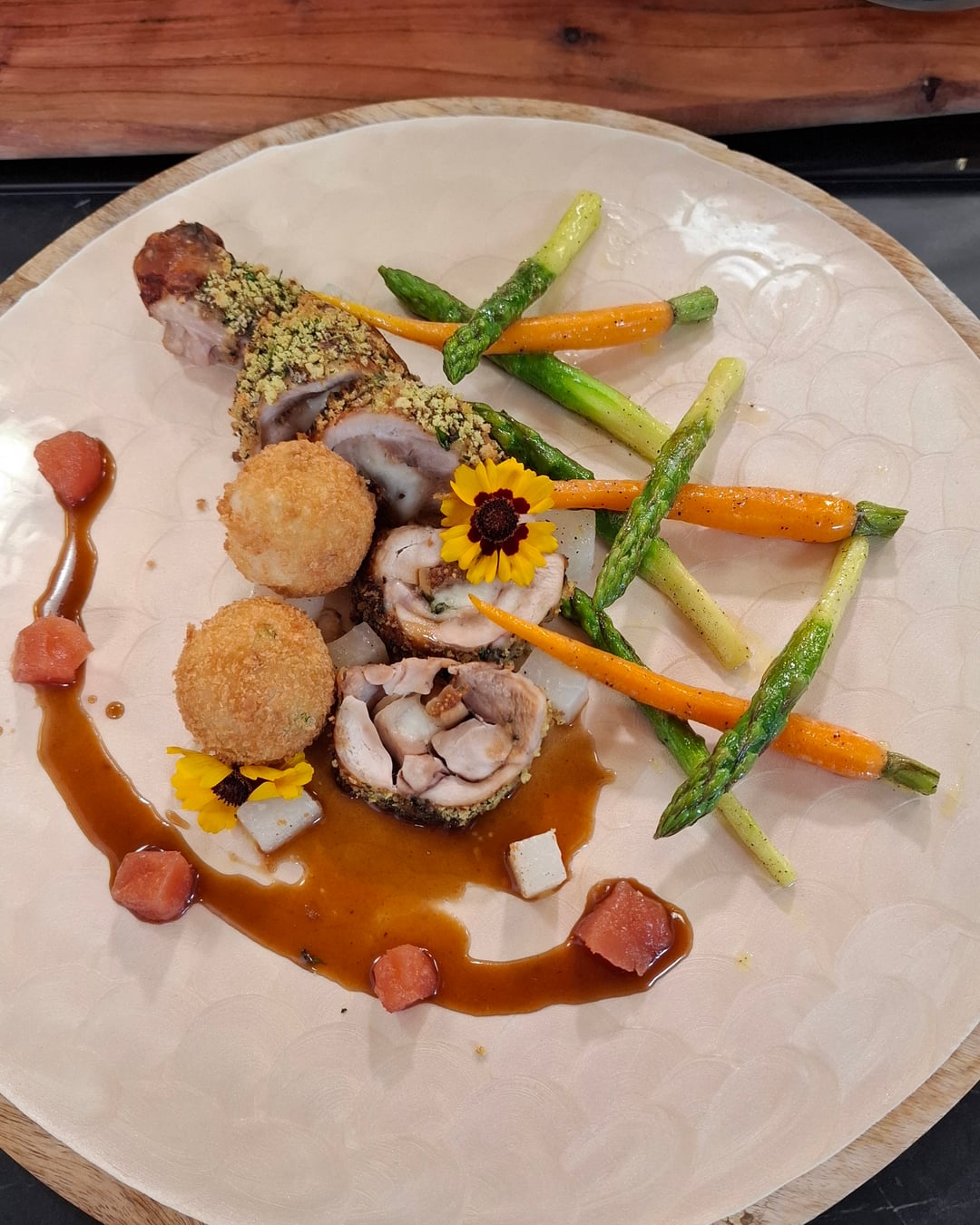 Μεσογειακό κοτόπουλο γεμιστό με χαλλούμι και πάστα φρούτα - Video recipe thumbnail