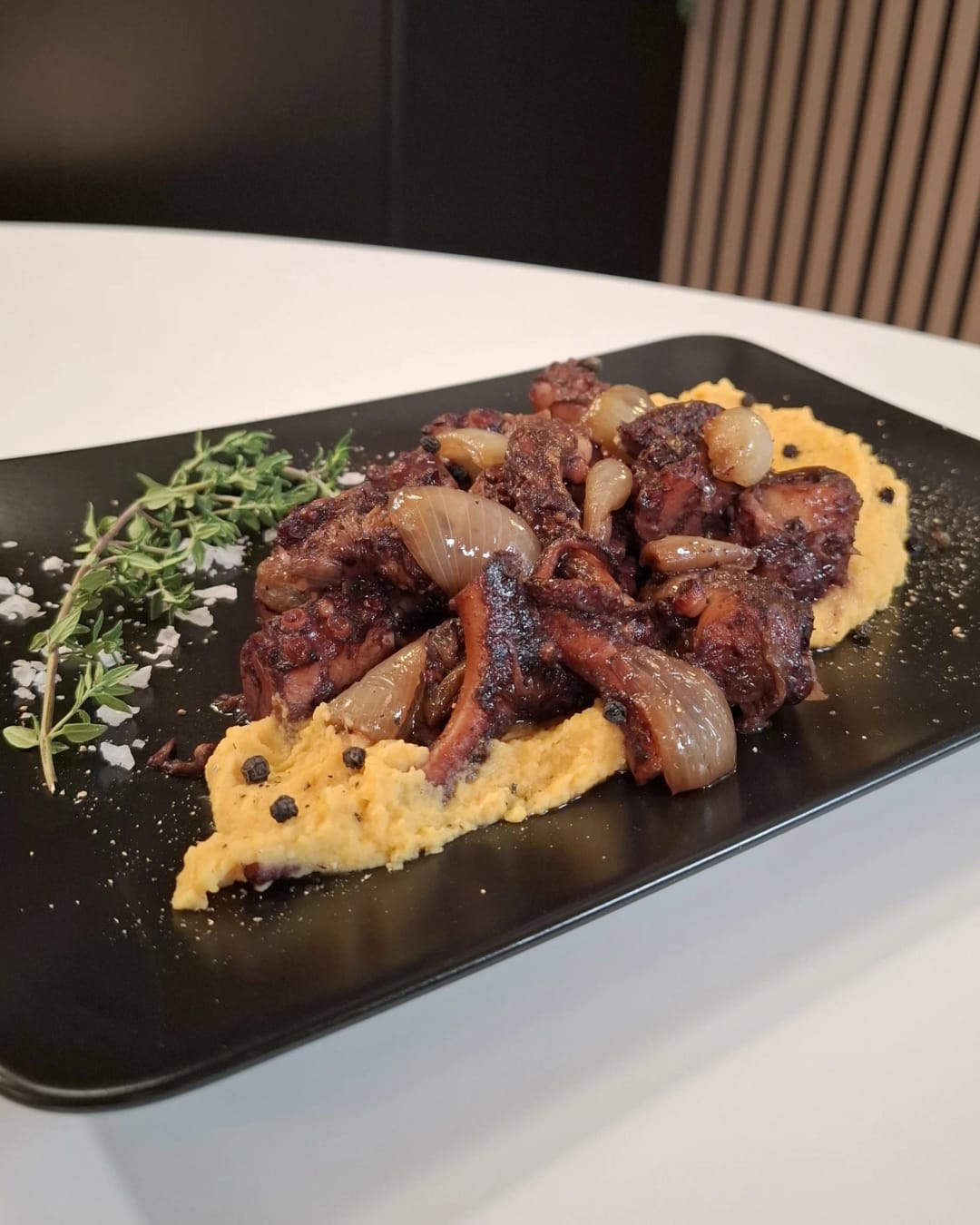 Χταπόδι κρασάτο με φάβα - recipe