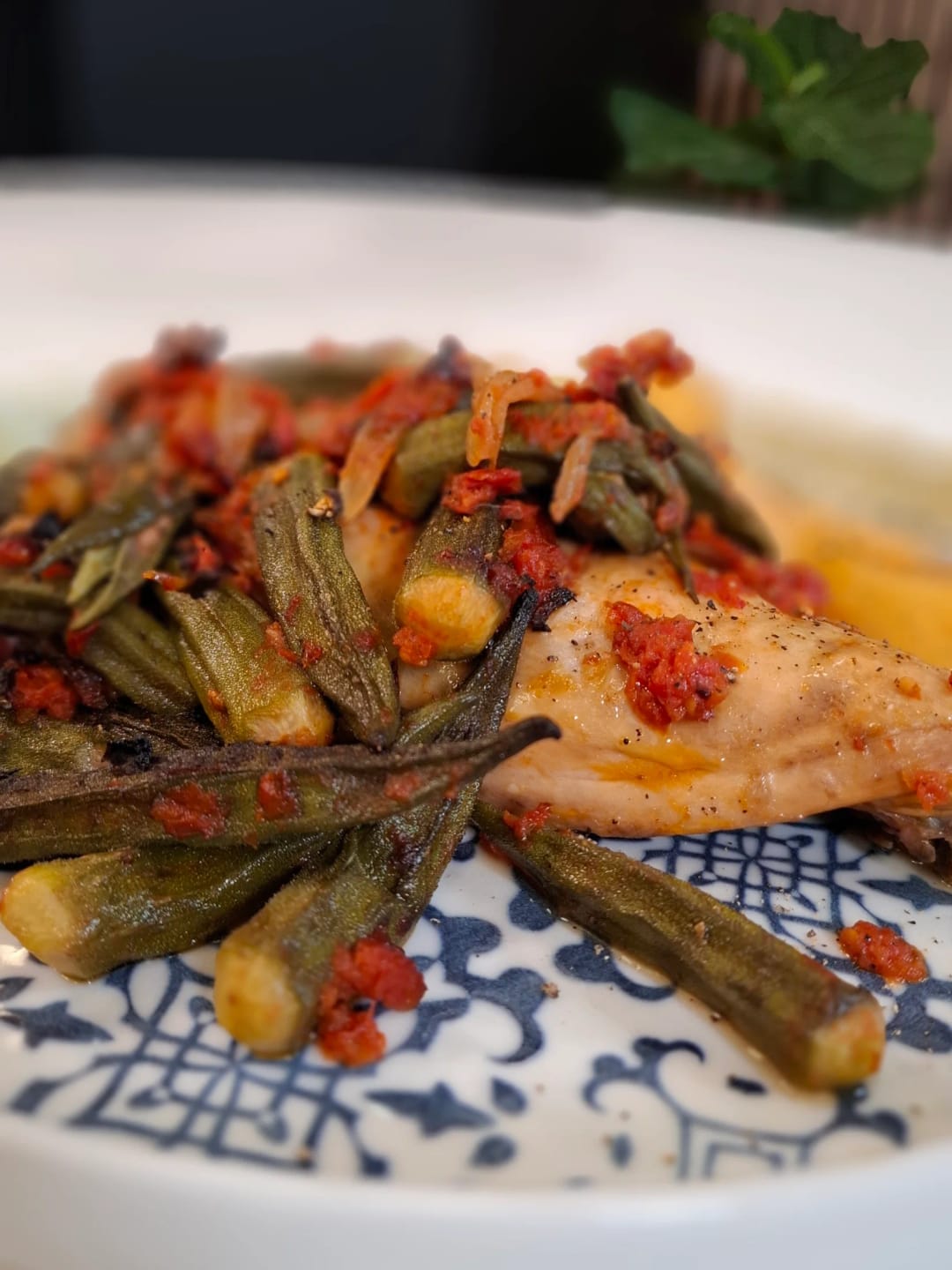 Kοτόπουλο με μπάμπιες γιαχνί στο φούρνο - recipe