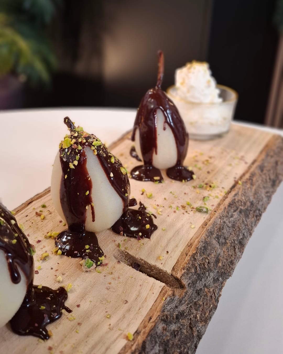 Αχλάδια με σοκολάτα (Poire Belle Hélène) - recipe