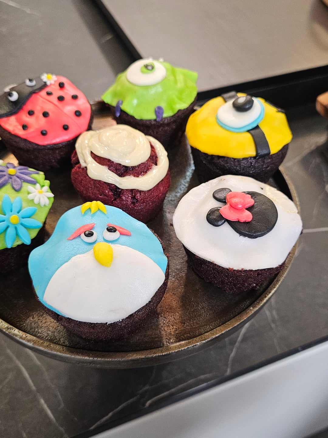 Red velvet cupcakes με frosting κρέμας τυριού - Video recipe thumbnail