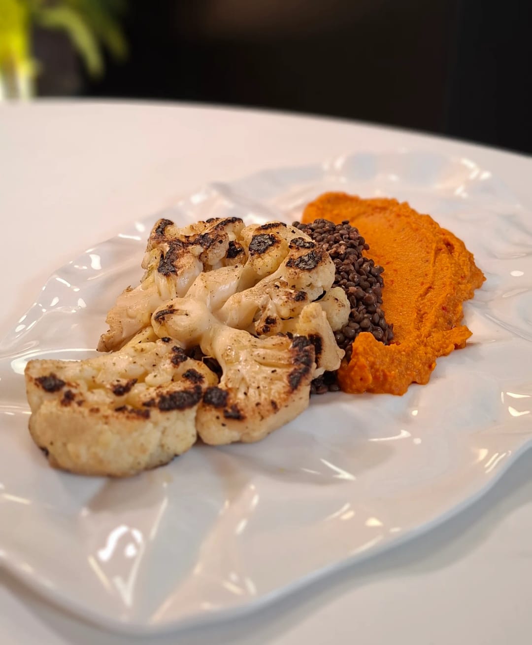 Ψητό κουνουπίδι Steak με φακές Beluga & κόκκινο χούμους - recipe