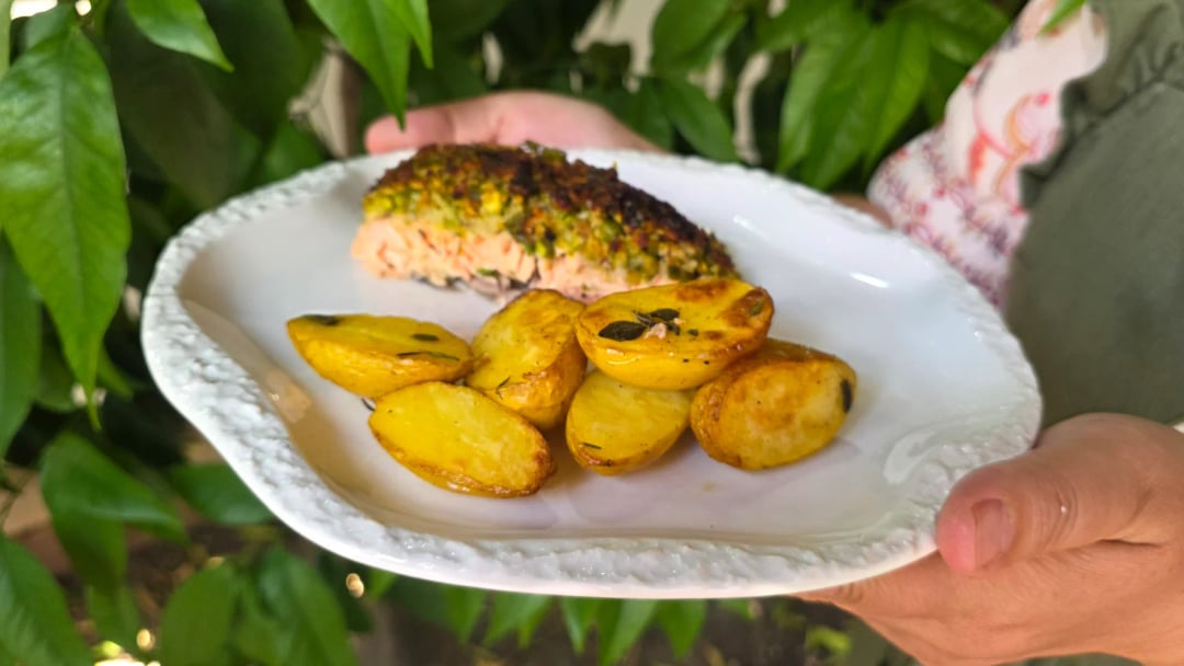 Σολομός με τραγανή κρούστα και baby πατάτες - Recipe image