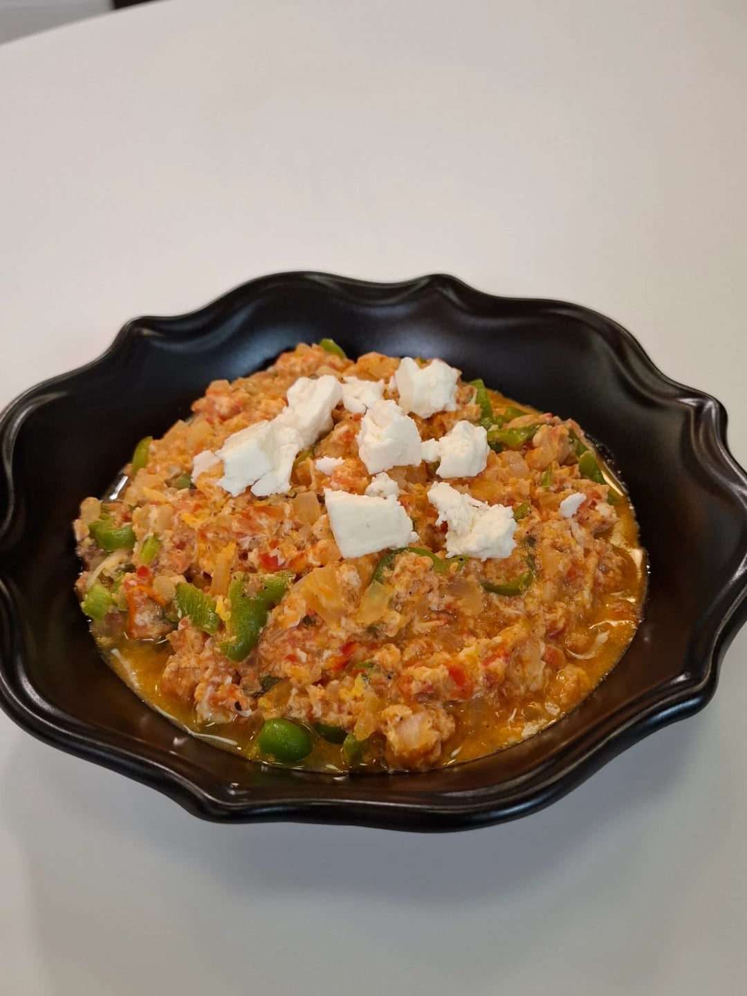 Στραπατσάδα με φέτα και πράσινη πιπεριά - Video recipe thumbnail