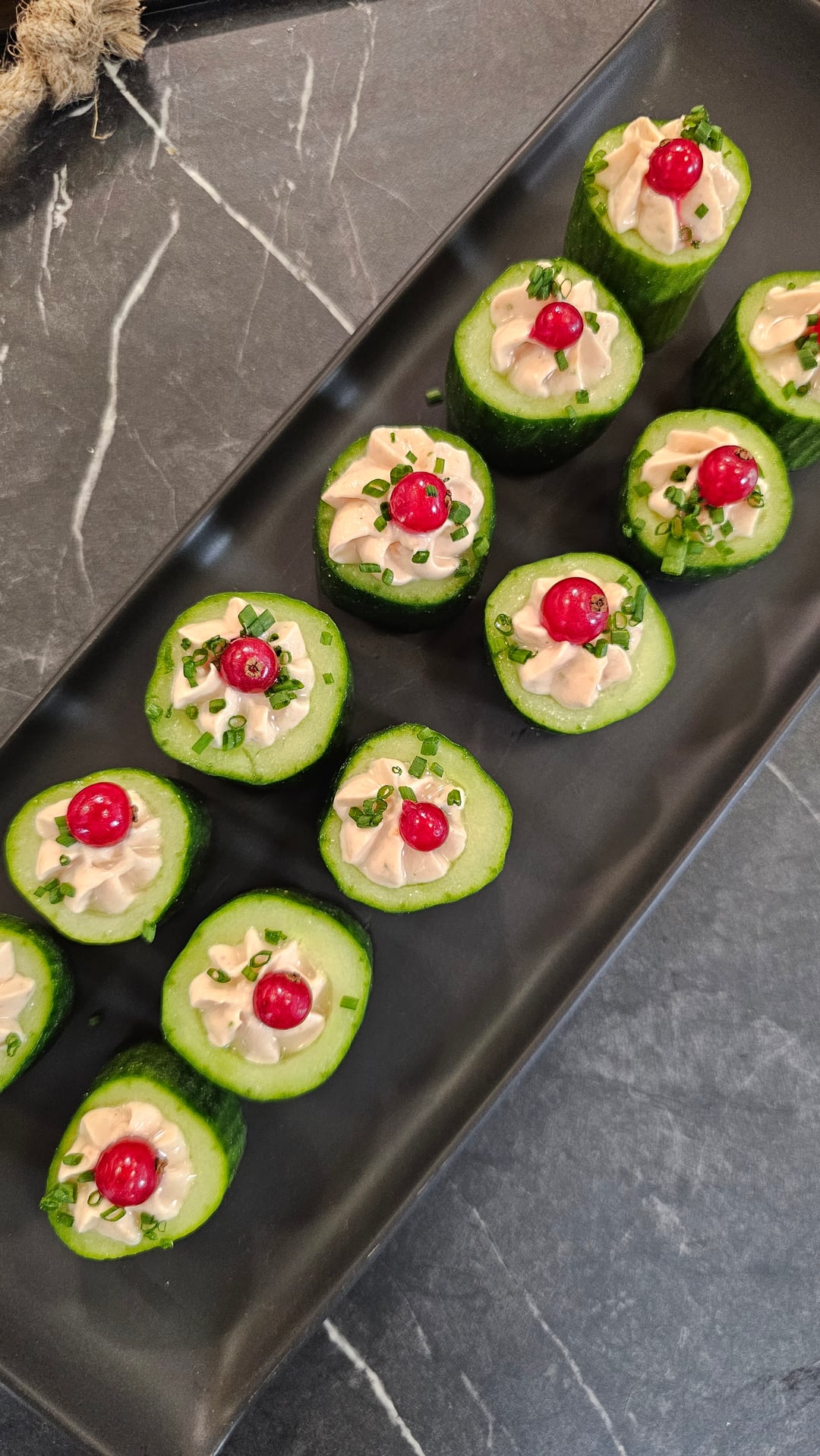 Αγγουράκια γεμιστά με μους καπνιστό σολομό - Video recipe thumbnail