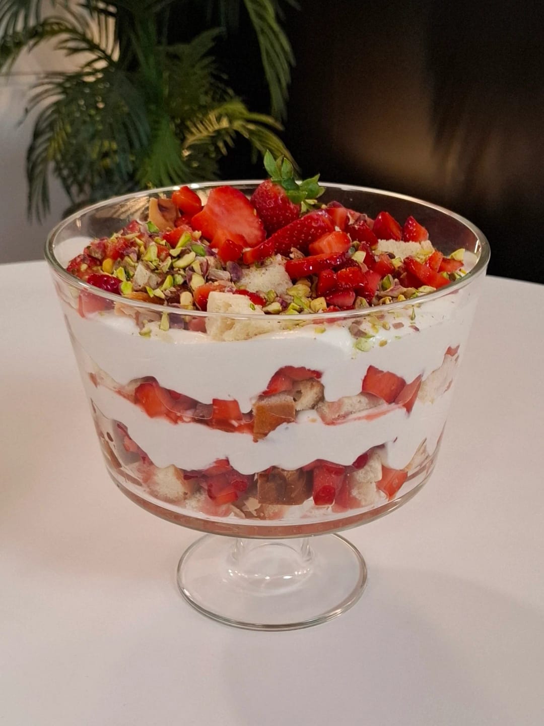 Tράιφολ με τσουρέκι και φρέσκες φράουλες - recipe