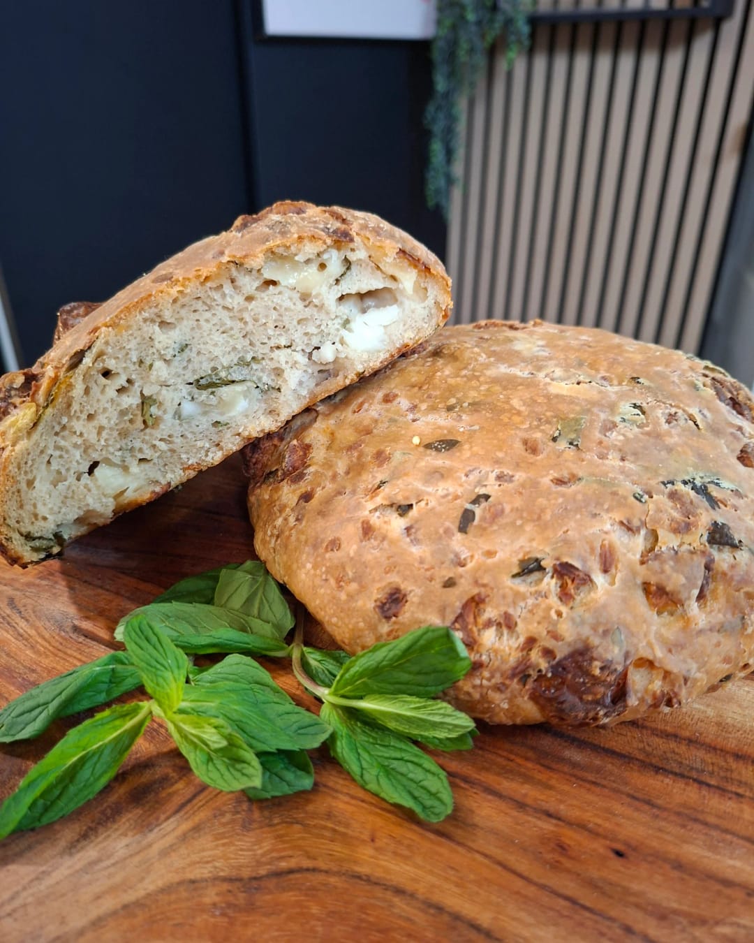Χωριάτικη χαλλουμωτή - recipe