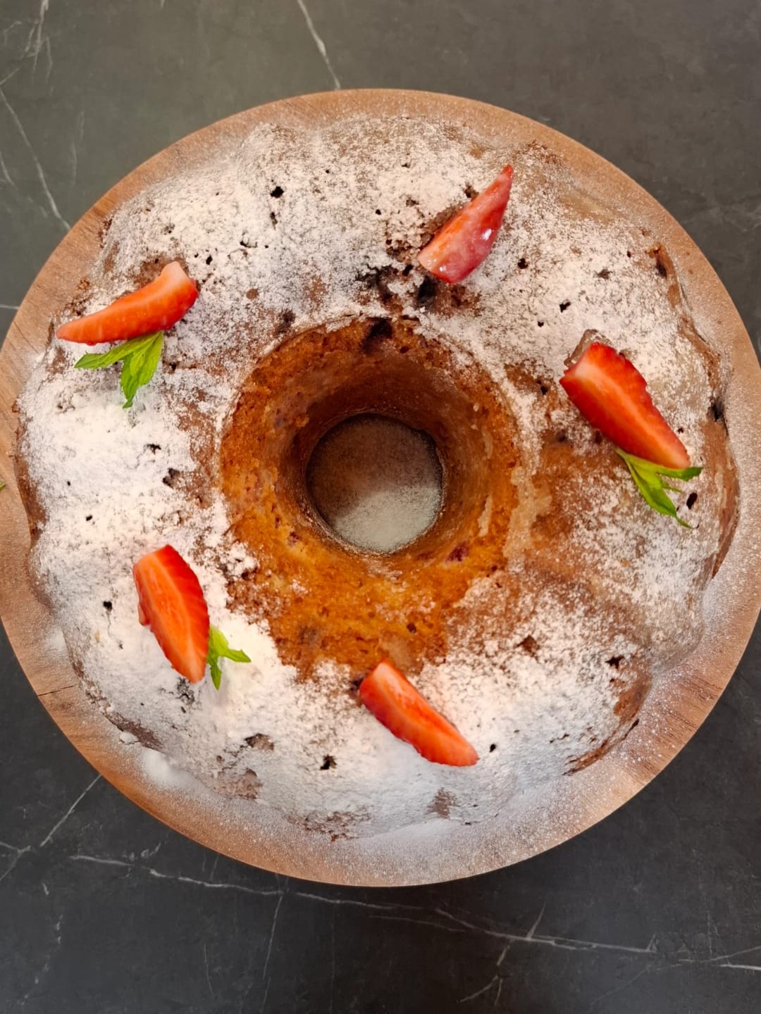 White Chocolate Cake with Strawberries and Powdered Sugar - recipe
