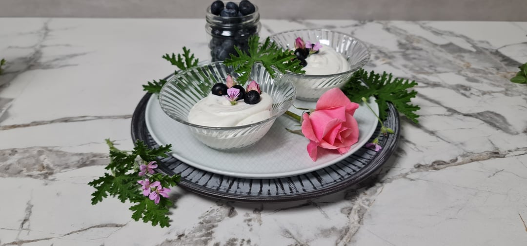 Μους με γιαούρτι, λεβάντα και μύρτιλα - Recipe image